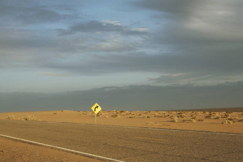 无人,横图,室外,白天,正面,旅游,度假,美景,道路,路,公路,美国,阴影,光线,标牌,影子,景观,旷野,田野,乌云,云,云朵,交通,云彩,方向,娱乐,箭头,一个,蓝色,白云,蓝天,天空,阳光,自然,天,享受,休闲,景色,放松,北美,北美洲,指向,加利福尼亚,自然风光,原野,美洲,加州,加利福尼亚州,金州,黄金州,簇,北亚美利加洲,亚美利加洲,马路,彩图