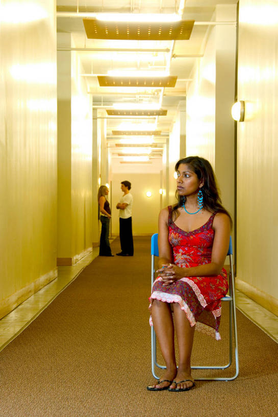 东方人,三个人,家,站,坐,竖图,室内,夜晚,正面,椅子,亚洲,一把,阴影,服装,光线,影子,房屋,屋子,走道,走廊,过道,灯光,辉煌,扭头,注视,黄种人,楼房,住宅,衣服,红色,蓝色,观察,看,站着,转头,灿烂,服饰,观看,察看,衣着,穿着,关注,光辉,绚烂,鲜丽,光耀,衣饰,男人,男性,年轻男性,年轻女性,女人,女性,亚洲人,站立,坐着,彩图,全身,房子