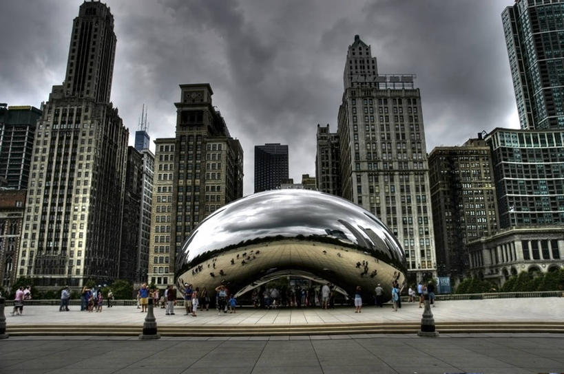 西方人,公园,高楼大厦,广场,站,走,横图,室外,白天,仰视,度假,美景,城市风光,标志建筑,城市,大厦,地标,建筑,摩天大楼,雕塑,欧洲,美国,欧洲人,阴影,艺术,装饰,光线,雕刻,雕像,影子,景观,云,云朵,许多人,云彩,娱乐,建设,蓝色,白云,蓝天,天空,阳光,工艺品,天,站着,一群人,享受,休闲,景色,放松,创意,纪念,美术,北美,北美洲,主题,美洲,陈列,创新,伊利诺斯州,芝加哥,世界屠猪城,巨肩之城,劳动之城,伊利诺伊,伊利诺伊州,伊利诺州,千禧公园,千年公园,千禧年公园,芝加哥市,芝城,林肯之地,功能,美学,北亚美利加洲,亚美利加洲,新意,云门,男人,男性,年轻男性,年轻女性,女人,女性,白种人,步行,散步,站立,走路,彩图,低角度拍摄,全身,大楼,高层建筑,高楼,摩天楼