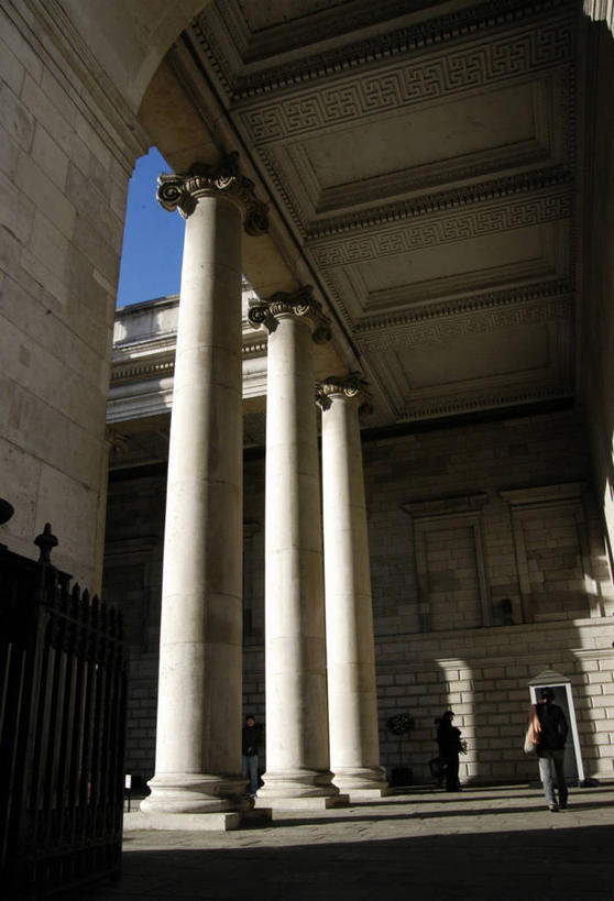 西方人,两个人,家,站,竖图,室外,白天,仰视,旅游,度假,美景,城市风光,标志建筑,城市,地标,建筑,爱尔兰,欧洲,欧洲人,阴影,光线,影子,柱子,房屋,屋子,景观,公寓,首都,娱乐,建设,洋房,楼房,住宅,蓝色,蓝天,天空,阳光,天,站着,享受,休闲,景色,放松,精致,优美,西欧,精美,爱尔兰共和国,精彩,精巧,都柏林,男人,男性,年轻男性,白种人,站立,彩图,低角度拍摄,全身,房子