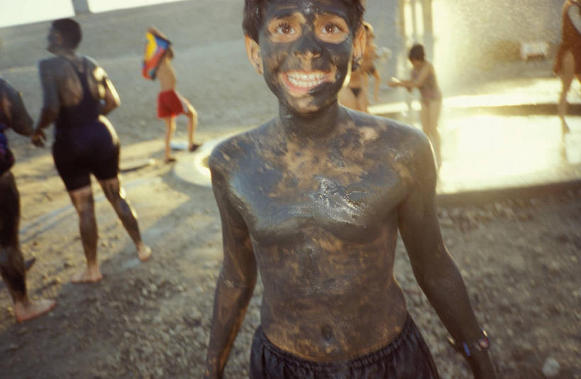 西方人,站,笑,微笑,露齿笑,横图,室外,白天,正面,旅游,度假,欧洲,以色列,欧洲人,亚洲,覆盖,阴影,光线,影子,泥土,土壤,许多人,注视,娱乐,蓝色,蓝天,天空,阳光,天,观察,看,站着,一群人,享受,休闲,放松,观看,察看,关注,西亚,遮盖,笼罩,以色列国,笼盖,泥浆,男人,男性,年轻男性,年轻女性,女人,女性,白种人,站立,半身,彩图