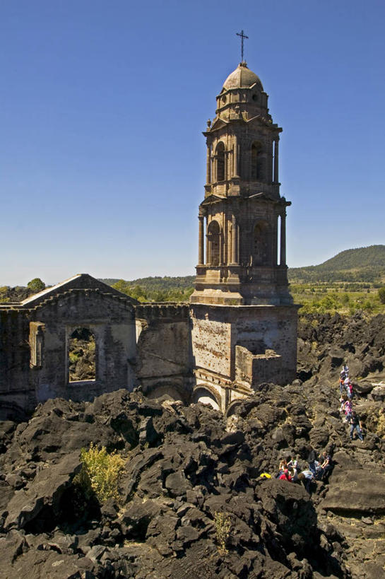 无人,教堂,竖图,室外,白天,正面,旅游,度假,草地,草坪,美景,山,山脉,植物,墨西哥,阴影,节日,光线,影子,景观,泥土,山峰,土壤,云,云朵,山峦,云彩,文化,娱乐,草,蓝色,绿色,白云,蓝天,天空,阳光,自然,群山,天,祈祷,享受,休闲,健康,景色,放松,许愿,宗教,信仰,纪念,祈求,连绵,北美,北美洲,基督,基督教,绵延,天主教,灾难,自然风光,美洲,耶稣,事故,信念,救世主,北亚美利加洲,亚美利加洲,墨西哥合众国,仙人掌王国,联贯,基利斯督,弥赛亚,默西亚,劫难,磨难,灾祸,倒塌,倾圮,坍毁,平安,彩图,大教堂,礼拜堂,灾害