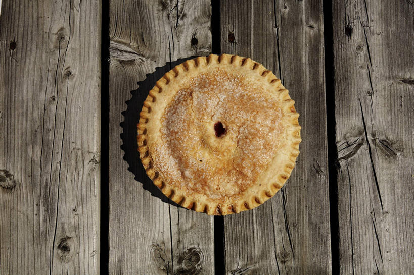 点心,无人,横图,俯视,室外,白天,桌子,一块,一张,阴影,光线,木板,影子,美味,食品,甜点,甜品,食物,糕点,阳光,甜食,甘旨,厚味,鲜味,彩图,高角度拍摄,苹果派