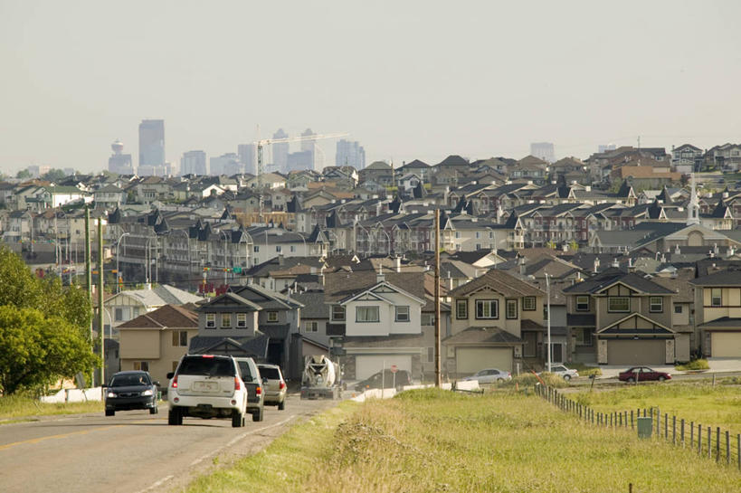 无人,家,横图,室外,白天,正面,旅游,度假,草地,草坪,植物,标志建筑,道路,地标,建筑,路,公路,汽车,加拿大,房屋,屋子,交通,拥堵,拥挤,娱乐,建设,楼房,住宅,车,草,树,树木,绿色,自然,交通工具,轿车,享受,休闲,旅游胜地,放松,生长,成长,北美,北美洲,载具,美洲,阿尔伯塔省,阿尔伯塔,北亚美利加洲,亚美利加洲,艾伯塔,艾伯塔省,卡尔加里,马路,彩图,房子,卡城