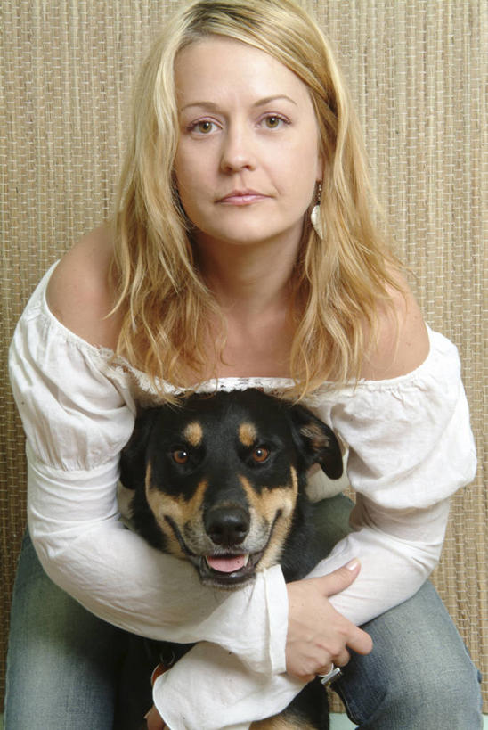 西方人,一个人,坐,抱,笑,微笑,露齿笑,竖图,室内,白天,正面,宠物,狗,欧洲,欧洲人,仅一个年轻女性,仅一个女性,仅一个人,注视,一只,动物,观察,看,抓,可爱,友好,抱着,观看,和睦,察看,搂着,友爱,关注,忠诚,交情,年轻女性,女人,女性,白种人,犬,搂,搂抱,坐着,半身,彩图