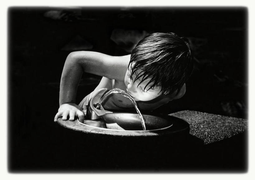 西方人,一个人,横图,黑白,室外,白天,正面,纯洁,水,喷泉,欧洲,欧洲人,仅一个女性,仅一个人,撑,喝,弯腰,朦胧,模糊,液体,景观,水滴,注视,文化,裸露,观察,看,趴着,品味,可爱,童年,童趣,仅一个老年女性,观看,察看,撑着,关注,裸,水景,童真,烂漫,无邪,弯身,美观,天真,老年女性,女人,女性,白种人,设计,趴,半身