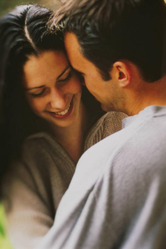 西方人,背部,两个人,闭眼,笑,微笑,露齿笑,竖图,室内,特写,白天,正面,爱情,欧洲,欧洲人,阴影,服装,光线,影子,浪漫,依偎,休闲装,衣服,灰色,阳光,靠,靠着,倚靠,休闲,温暖,温馨,休闲服,恩爱,恋人,服饰,和睦,倚着,暧昧,依附,依赖,投靠,男人,男性,年轻男性,年轻女性,女人,女性,白种人,情侣,闭眼睛,闭着眼,闭着眼睛,半身,彩图,伴侣,融洽