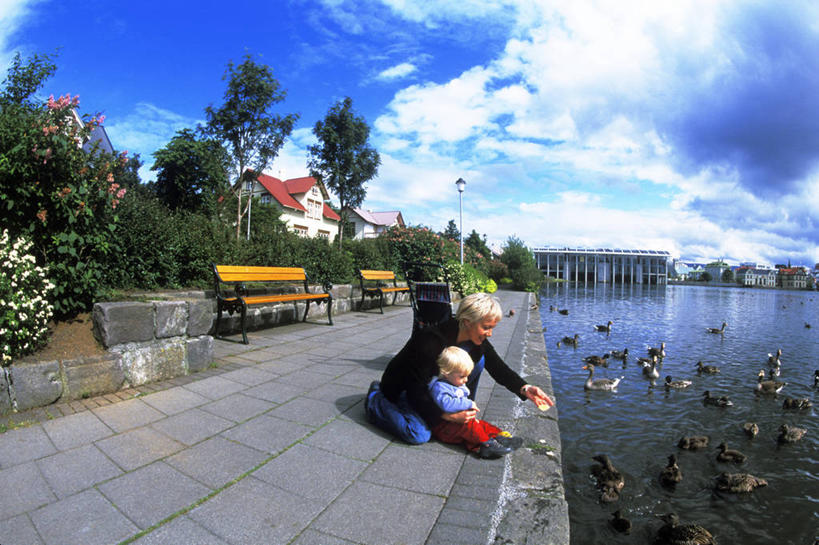 游泳,西方人,婴儿,儿童,头发,两个人,家庭,母亲,家,跪,抱,横图,俯视,室外,白天,纯洁,草地,草坪,河流,水,植物,别墅,鸟,椅子,欧洲,欧洲人,一排,阴影,波纹,服装,整齐,光线,鸟类,鸭,影子,房屋,木椅,屋子,河水,水流,云,云朵,公寓,云彩,休闲装,洋房,楼房,家禽,住宅,草,树,树木,排列,小孩,衣服,蓝色,绿色,白云,倒影,蓝天,水纹,天空,阳光,自然,动物,波浪,天,休闲,温暖,温馨,一家人,休闲服,金色,可爱,母爱,童年,童趣,服饰,牲畜,活泼,生长,晴朗,成长,抱着,和睦,倒映,搂着,队列,宝宝,童真,纯真,烂漫,无邪,秋沙鸭,泅水,母婴,普通秋沙鸭,莎鸭,豢养,喂养,反照,拍浮,伶俐,天真,年轻女性,女人,女性,白种人,孩子,年轻人,晴空,跪着,搂,搂抱,彩图,高角度拍摄,全身,房子,融洽