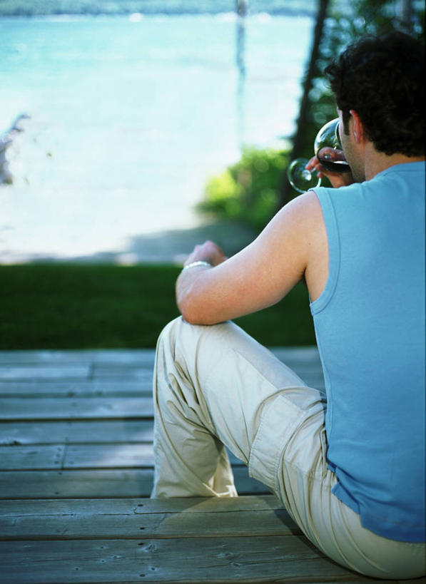 红酒,葡萄酒,西方人,一个人,码头,坐,竖图,俯视,室外,白天,草地,草坪,河流,水,植物,港口,杯子,欧洲,欧洲人,仅一个男性,仅一个人,握,阴影,波纹,服装,光线,高脚杯,木板,影子,河水,水流,桥,红酒杯,木桥,酒类,拿,拿着,休闲装,栈桥,玻璃制品,酒,草,饮料,仅一个年轻男性,衣服,蓝色,绿色,水纹,阳光,酒杯,波浪,休闲,休闲服,红葡萄酒,握着,服饰,人行桥,木板桥,男人,男性,年轻男性,白种人,玻璃杯,坐着,半身,彩图,高角度拍摄,摆渡口,埠头,渡口,渡头,港湾,海港,货运码头,口岸,商港