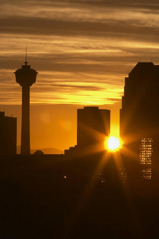 无人,高楼大厦,竖图,室外,白天,正面,度假,美景,日落,城市风光,标志建筑,城市,大厦,地标,建筑,摩天大楼,加拿大,景观,晚霞,霞光,落日,背光,娱乐,建设,黄昏,享受,休闲,景色,彩霞,放松,北美,北美洲,美洲,逆光,阿尔伯塔省,阿尔伯塔,北亚美利加洲,亚美利加洲,艾伯塔,艾伯塔省,卡尔加里,夕照,夕阳,彩图,大楼,高层建筑,高楼,摩天楼,卡城,斜阳