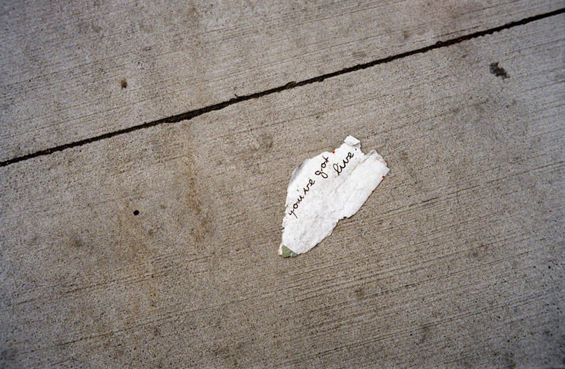 无人,横图,俯视,室外,特写,白天,一张,破碎,英文,标志,文字,纸,字符,字母,地面,标识,英文字母,碎裂,破裂,分裂,彩图,高角度拍摄