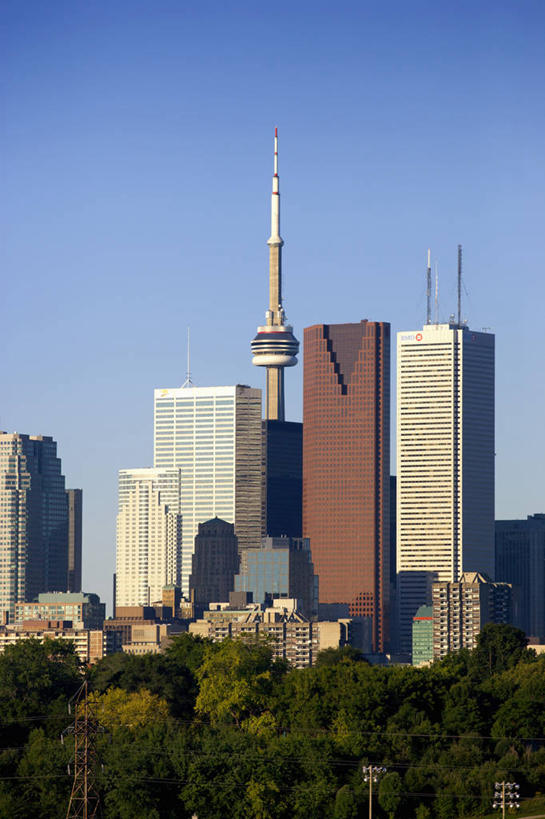 无人,高楼大厦,竖图,室外,白天,仰视,度假,美景,植物,城市风光,标志建筑,城市,大厦,地标,建筑,摩天大楼,加拿大,阴影,光线,影子,景观,娱乐,建设,树,树木,蓝色,绿色,蓝天,天空,阳光,自然,天,享受,休闲,景色,放松,生长,晴朗,成长,北美,北美洲,美洲,电视塔,多伦多,万里无云,省会,北亚美利加洲,亚美利加洲,加拿大多伦多电视塔,加拿大国家电视塔,CN电视塔,安大略省,安省,北方好莱坞,多伦多市,西恩塔,晴空,晴空万里,彩图,低角度拍摄,大楼,高层建筑,高楼,摩天楼