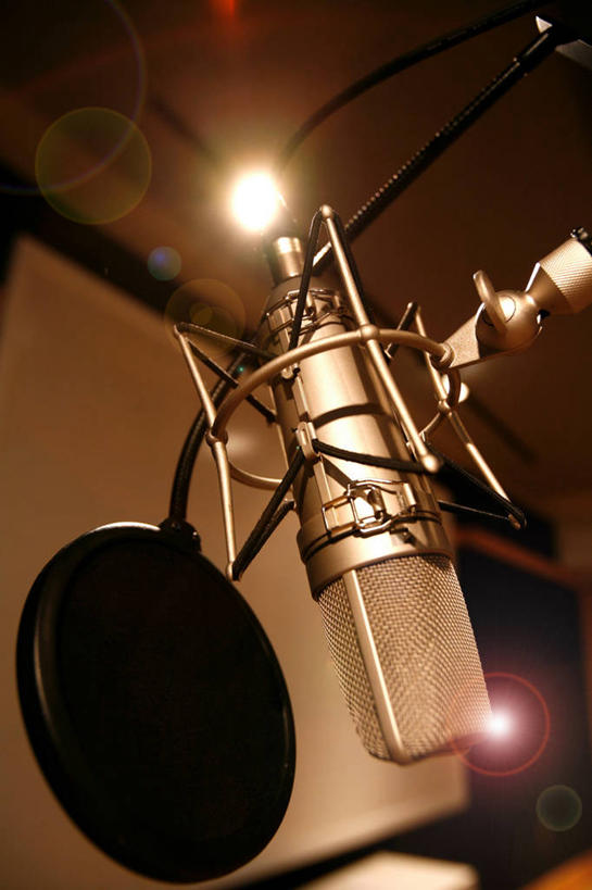 无人,竖图,室内,特写,白天,仰视,照明,阴影,光线,影子,墙,灯光,顶灯,墙壁,墙面,灯,话筒,灯具,照亮,麦克风,照明设备,扩音器,传声器,微音器,录影棚,彩图,低角度拍摄