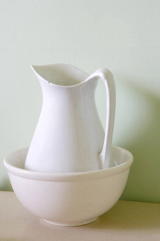 无人,竖图,室内,白天,正面,桌面,阴影,光线,壶,影子,陶瓷,墙,陶瓷制品,墙壁,墙面,水壶,两个,白色,灰色,阳光,茶壶,容器,碗,储藏,储存,彩图,贮存