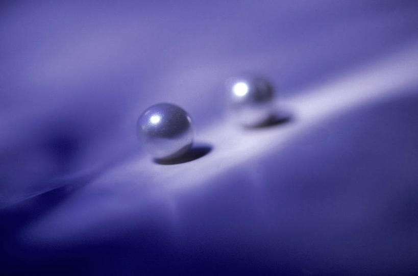 无人,横图,室内,白天,正面,幸福,纯洁,桌面,阴影,紫色背景,反光,光线,影子,珍珠,灯光,两颗,一对,紫色,健康,摄影,影棚,贵重,珍贵,富有,宝贵,有机宝石,彩图,影棚拍摄,拍摄