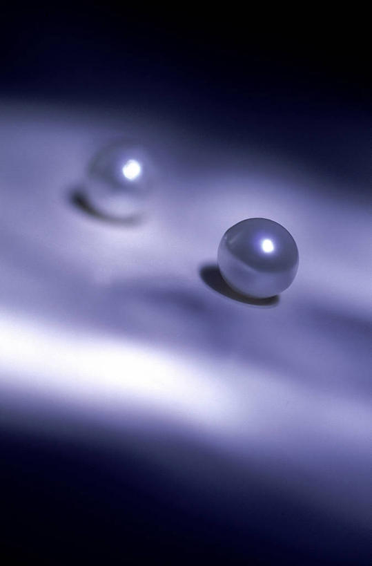 无人,竖图,俯视,室内,白天,幸福,纯洁,桌面,阴影,紫色背景,反光,光线,影子,珍珠,灯光,两颗,一对,紫色,健康,摄影,影棚,贵重,珍贵,富有,宝贵,有机宝石,彩图,高角度拍摄,影棚拍摄,拍摄