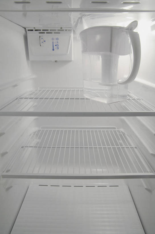 无人,竖图,室内,白天,正面,阴影,光线,电器,壶,影子,冰箱,灯光,冷冻,冷柜,水壶,一个,白色,茶壶,容器,冷藏柜,冷藏,储藏,分层,家电,家用电器,保鲜,彩图