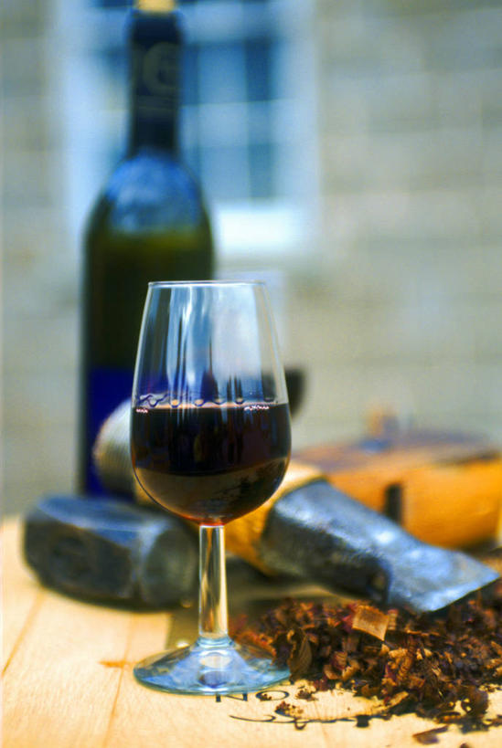 葡萄酒,无人,竖图,室内,白天,正面,窗户,桌面,杯子,金属制品,加拿大,阴影,光线,金属,工具,影子,酒类,玻璃窗,玻璃制品,酒,酒瓶,饮料,灰色,阳光,玻璃瓶,瓶子,水杯,凿子,北美,北美洲,美洲,北亚美利加洲,亚美利加洲,玻璃杯,彩图