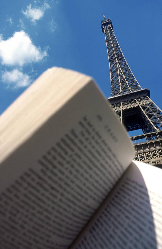 无人,竖图,室外,白天,正面,仰视,旅游,度假,书籍,法国,巴黎,欧洲,艾菲尔铁塔,一座,阴影,光线,影子,云,云朵,埃菲尔铁塔,云彩,娱乐,蓝色,白云,蓝天,天空,阳光,天,享受,休闲,放松,法兰西,法兰西共和国,战神广场,法兰西第五共和国,书,图书,彩图,低角度拍摄