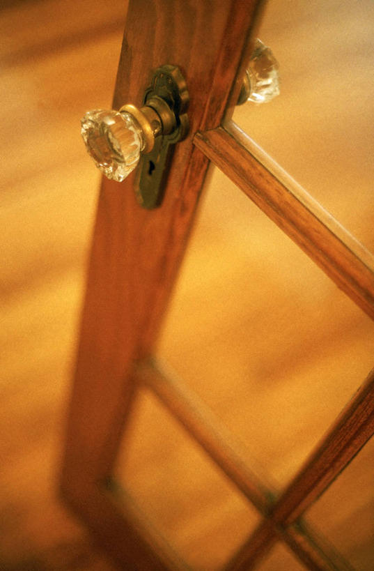 无人,竖图,俯视,室内,白天,复古,窗户,地板,门,阴影,光线,影子,地面,古典,木地板,玻璃窗,阳光,门框,精致,优美,精美,一扇,精彩,精巧,彩图,高角度拍摄