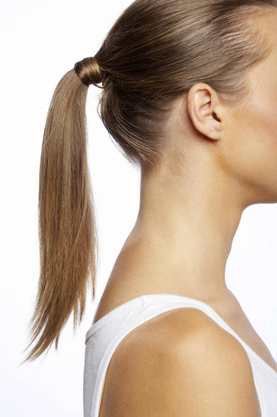 西方人,耳朵,一个人,竖图,室内,特写,白天,白色背景,侧面,欧洲,欧洲人,仅一个女性,仅一个人,阴影,光线,背心,影子,灯光,白色,仅一个中年女性,金色,摄影,影棚,马尾辫,女人,女性,中年女性,白种人,长发,耳,耳部,半身,彩图,影棚拍摄,拍摄