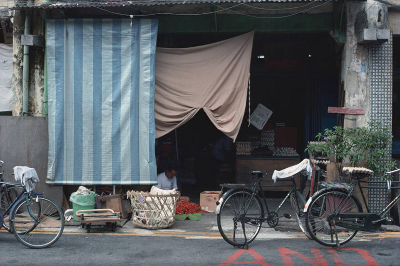 无人,家,交叉,横图,室外,白天,正面,度假,美景,窗帘,城市风光,城市,自行车,竹子,马来西亚,亚洲,三辆,竹制,装饰,编织,篮子,房屋,屋子,景观,娱乐,楼房,住宅,车,脚踏车,帘子,竹篮,交通工具,享受,休闲,遮阳,景色,放松,东南亚,竹条,华丽,修饰,交织,点缀,竹制品,贫困,贫穷,载具,困难,衬托,美观,雅致,雅观,穿插,贫苦,穷苦,清苦,清贫,槟城,槟城州,槟榔屿,槟州,马来西亚联邦,彩图,房子