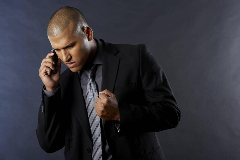 西方人,手,一个人,商务人士,商务男性,站,打电话,横图,室内,白天,正面,衬衫,电话,手机,欧洲,非洲,黑人,欧洲人,仅一个男性,仅一个人,握,阴影,灰色背景,套装,光线,影子,灯光,拿,拿着,注视,通讯设备,仅一个年轻男性,观察,看,握拳,站着,手部,握着,摄影,影棚,观看,紧张,察看,关注,商务装,工薪阶层,一部,重要,告急,严重,慌张,交流,男人,男性,年轻男性,非洲人,白领,上班族,沟通,通话,站立,半身,彩图,影棚拍摄,衬衣,拍摄