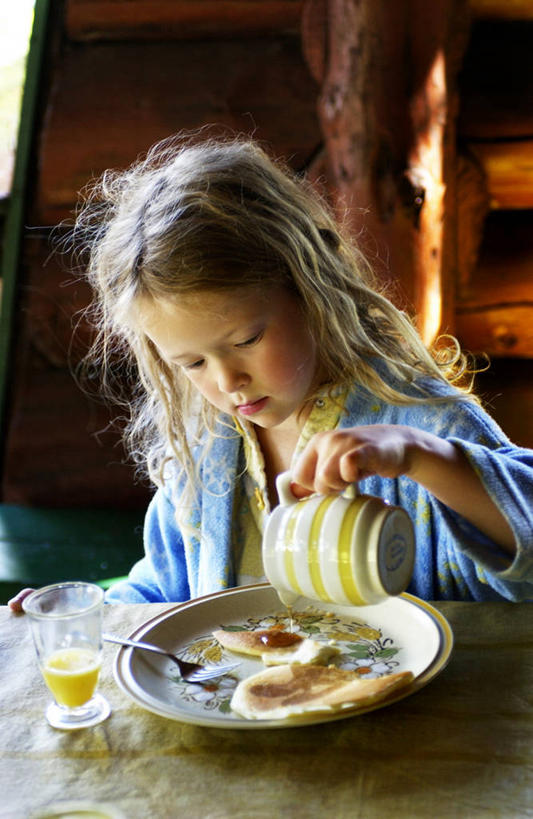 果汁,西方人,儿童,一个人,坐,竖图,室外,白天,正面,纯洁,桌面,桌子,杯子,餐具,欧洲,欧洲人,仅一个女性,仅一个人,一把,握,服装,朦胧,模糊,木制,叉子,碟子,盘,饮品,拿,拿着,注视,休闲装,玻璃制品,饮料,小孩,衣服,盘子,木制品,水杯,碟,观察,看,仅一个小孩,休闲,休闲服,可爱,童年,童趣,握着,倾倒,服饰,观看,察看,关注,可口,童真,烂漫,无邪,餐叉,适口,天真,女孩,女人,女性,白种人,孩子,玻璃杯,进餐用具,坐着,半身,彩图,女生