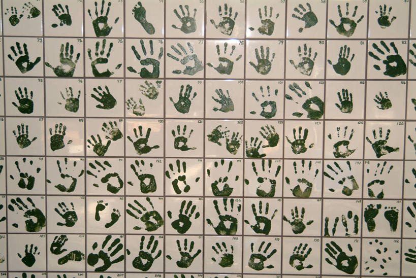 无人,横图,俯视,室内,白天,一排,阴影,艺术,整齐,装饰,光线,瓷砖,影子,墙,艺术品,墙壁,墙面,排列,工艺品,工艺,华丽,修饰,美术,点缀,手印,队列,掌印,衬托,美观,雅致,雅观,指模,彩图,高角度拍摄