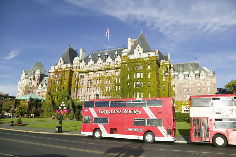 无人,家,横图,室外,白天,正面,度假,美景,植物,城市风光,城市,道路,路,公路,公共汽车,旗帜,国旗,加拿大,两辆,房屋,屋子,景观,分界线,巴士,常春藤,爬山虎,草药,停车线,公交车,交通,娱乐,楼房,双层巴士,中药,住宅,车,交通工具,享受,休闲,景色,放松,车行道,车行道分界线,北美,北美洲,载具,标线,美洲,药材,中草药,爬墙虎,车行线,中药材,本草,地锦,趴山虎,巴山虎,省会,北亚美利加洲,亚美利加洲,双层公共汽车,卑诗省,不列颠哥伦比亚,不列颠哥伦比亚省,维多利亚,旗,马路,彩图,房子,卑斯省,皇后酒店,常青藤