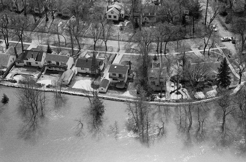 无人,家,横图,俯视,航拍,黑白,室外,白天,河流,树林,水,植物,加拿大,房屋,屋子,河水,水流,楼房,住宅,树,树木,绿色,自然,生长,成长,北美,北美洲,鸟瞰,灾难,美洲,北亚美利加洲,亚美利加洲,马尼托巴,马尼托巴省,曼尼托巴省,劫难,磨难,灾祸,大水,洪水,高角度拍摄,房子,曼省,缅尼托巴省,缅省,灾害