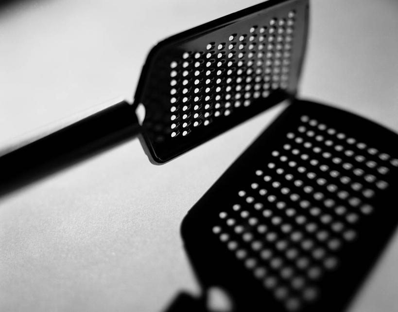 无人,横图,俯视,室内,特写,白天,白色背景,静物,金属制品,阴影,光线,金属,工具,刨丝器,影子,灯光,刀具,两个,黑色,刀,摄影,影棚,乳酪磨碎器,彩图,高角度拍摄,影棚拍摄,拍摄,奶酪刨丝器