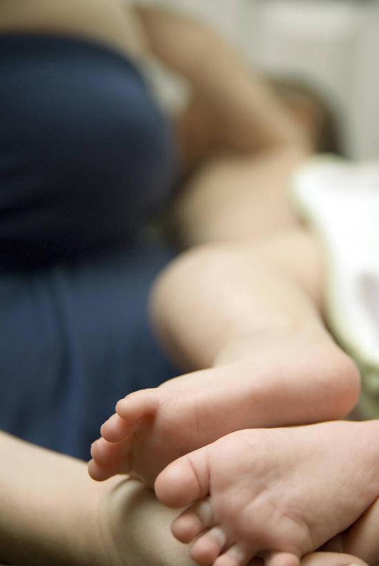 西方人,婴儿,儿童,腿部,脚,脚趾,脚后跟,脚背,踝,腿,两个人,家庭,母亲,躺,睡,竖图,室内,特写,白天,正面,纯洁,欧洲,欧洲人,朦胧,模糊,小孩,温暖,温馨,一家人,可爱,母爱,童年,童趣,活泼,关怀,和睦,关心,宝宝,童真,纯真,烂漫,无邪,母婴,体贴,关切,卧着,伶俐,天真,年轻女性,女人,女性,白种人,孩子,年轻人,脚底,困,困觉,寝息,睡觉,躺着,卧,半身,彩图,融洽