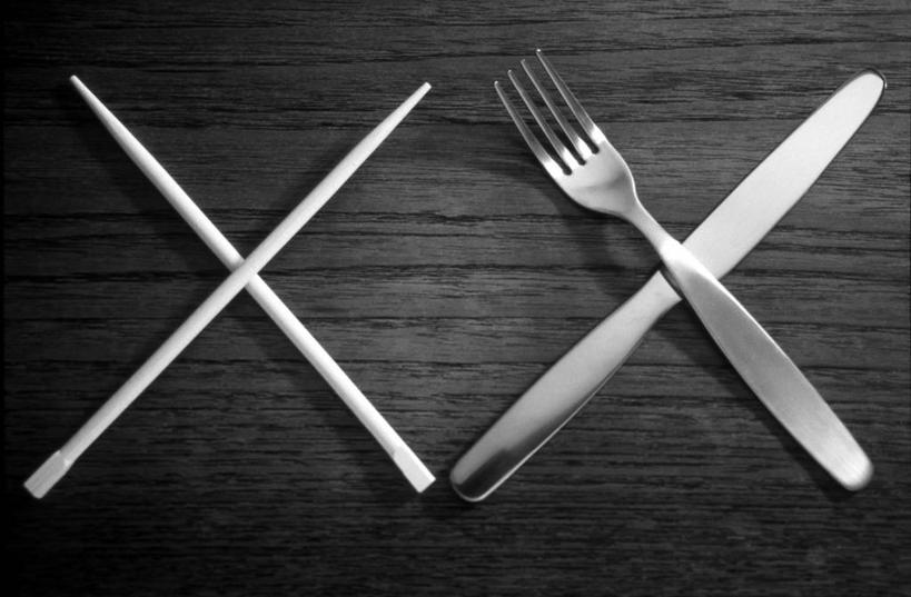 无人,交叉,横图,俯视,黑白,室内,特写,白天,餐桌,筷子,桌子,静物,餐具,阴影,光线,叉子,刀叉,刀子,影子,灯光,文化,传统,餐台,礼节,挑选,餐刀,礼仪,选择,餐叉,相交,交集,采选,遴选,筛选,挑拣,挑撰,进餐用具,高角度拍摄