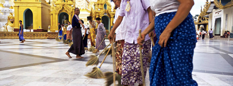 东方人,走,横图,室外,白天,侧面,民族服装,度假,美景,城市风光,城市,亚洲,握,阴影,光线,瓷砖,地砖,工具,扫帚,影子,景观,地面,许多人,拿,拿着,黄种人,娱乐,阳光,清洁,一群人,享受,休闲,景色,放松,握着,扫把,卫生,保洁,笤帚,志愿者,男人,男性,年轻男性,年轻女性,女人,女性,亚洲人,步行,走路,半身,彩图,传统服装,民俗服,义工,志工