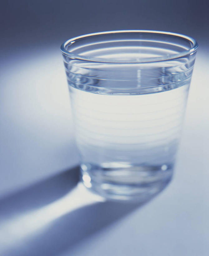 无人,竖图,俯视,室内,特写,白天,水,杯子,阴影,朦胧,模糊,透明,光线,液体,影子,灯光,饮用水,玻璃制品,蓝色,水杯,矿泉水,蒸馏水,理智,沉静,通明,冷色,高深,冷淡,充满,玻璃杯,彩图,高角度拍摄