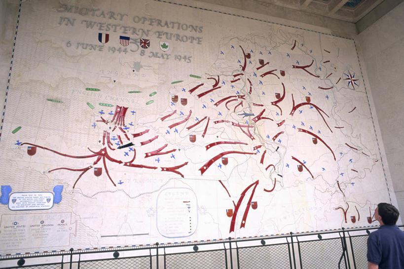 西方人,一个人,站,横图,室外,白天,仰视,旅游,度假,标志建筑,道路,地标,建筑,地图,法国,欧洲,欧洲人,仅一个男性,仅一个人,阴影,服装,光线,信息,英文,标志,文字,影子,字符,字母,交通,注视,休闲装,方向,娱乐,标识,建设,仅一个年轻男性,衣服,红色,蓝色,阳光,看,站着,享受,休闲,休闲服,旅游胜地,放松,服饰,巨大,庞大,引导,指引,英文字母,复杂,关注,法兰西共和国,法兰西第五共和国,宏大,下诺曼底,下诺曼底大区,卡尔瓦多斯省,男人,男性,年轻男性,白种人,抬头,仰头,站立,半身,彩图,低角度拍摄,奥马哈海滩,圣奥诺里讷.德佩尔泰,导航