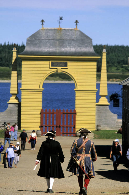 西方人,栏杆,站,走,竖图,室外,白天,正面,旅游,度假,河流,名胜古迹,山,山脉,树林,水,植物,标志建筑,地标,建筑,欧洲,加拿大,欧洲人,阴影,波纹,服装,朦胧,模糊,遗迹,光线,影子,河水,山峰,水流,云,云朵,围栏,山峦,许多人,云彩,注视,休闲装,古迹,文物,娱乐,建设,古建筑,护栏,树,树木,衣服,蓝色,绿色,白云,蓝天,水纹,天空,阳光,自然,波浪,群山,天,观察,看,站着,一群人,享受,休闲,休闲服,旅游胜地,放松,服饰,生长,晴朗,成长,观看,察看,北美,北美洲,关注,美洲,古文明,新斯科舍,北亚美利加洲,亚美利加洲,布雷顿角岛,新斯科舍省,男人,男性,年轻男性,年轻女性,女人,女性,白种人,晴空,步行,散步,站立,走路,半身,彩图,诺省,斯高沙省,新省,新斯高沙省,新斯科细亚省