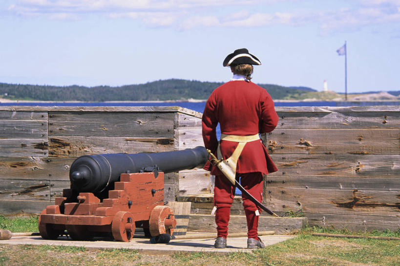 西方人,一个人,站,横图,室外,白天,制服,旅游,度假,竞争,草地,草坪,石头,名胜古迹,植物,标志建筑,地标,建筑,欧洲,加拿大,欧洲人,仅一个男性,仅一个人,一堆,一排,对抗,指,阴影,堆叠,堆积,遗迹,整齐,冲突,光线,石子,影子,墙,云,云朵,云彩,注视,古迹,破坏,文物,娱乐,建设,古建筑,墙壁,墙面,草,树,树木,排列,仅一个年轻男性,一个,背面,衣服,蓝色,绿色,白云,蓝天,天空,阳光,自然,天,观察,看,站着,享受,休闲,大炮,武器,旅游胜地,放松,战争,生长,晴朗,单个,成长,观看,堆,军人,损坏,察看,北美,军装,北美洲,攻击,威胁,队列,对立,关注,矛盾,兵器,美洲,军服,防御,古文明,新斯科舍,敌对,挫败,斗争,抗拒,抗衡,北亚美利加洲,亚美利加洲,杀伤,威慑,布雷顿角岛,新斯科舍省,长久,久长,悠长,悠久,危险,男人,男性,年轻男性,白种人,石块,岩石,晴空,站立,彩图,全身,诺省,斯高沙省,新省,新斯高沙省,新斯科细亚省