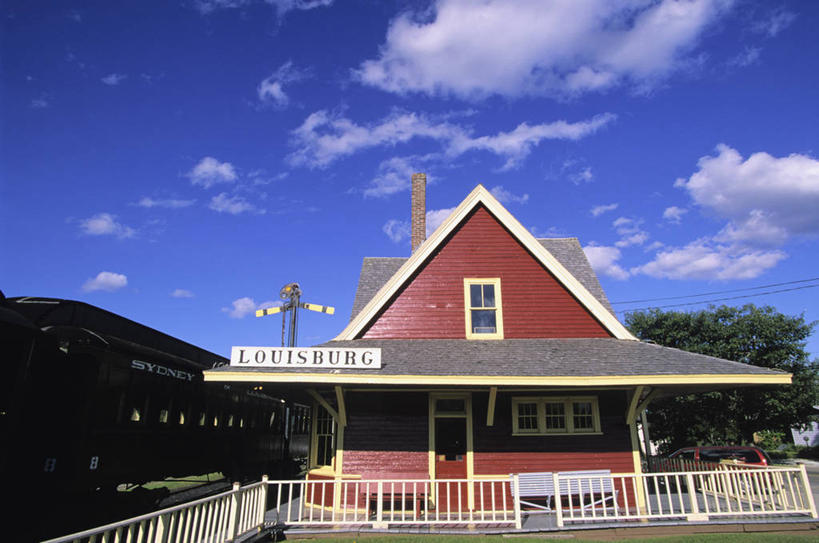 无人,家,栏杆,横图,室外,白天,正面,旅游,度假,石头,山,山脉,植物,标志建筑,地标,建筑,加拿大,一排,阴影,整齐,光线,英文,标志,石子,文字,影子,字符,字母,房屋,屋子,山峰,云,云朵,建筑群,围栏,山峦,云彩,娱乐,标识,建设,护栏,楼房,住宅,树,树木,排列,蓝色,绿色,白云,蓝天,天空,阳光,自然,群山,天,享受,休闲,放松,生长,晴朗,成长,英文字母,北美,北美洲,队列,美洲,新斯科舍,北亚美利加洲,亚美利加洲,布雷顿角岛,新斯科舍省,石块,岩石,晴空,彩图,房子,诺省,斯高沙省,新省,新斯高沙省,新斯科细亚省