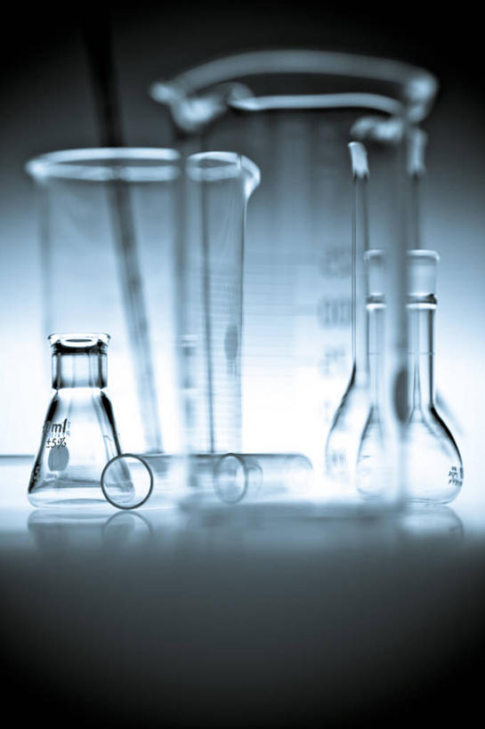 无人,竖图,室内,特写,白天,正面,实验,仪器,静物,杯子,阴影,朦胧,模糊,研究,透明,分析,光线,化学,测试,标志,量筒,烧杯,数字,文字,影子,字符,刻度,灯光,标识,玻璃制品,玻璃棒,玻璃瓶,瓶子,器皿,摄影,阿拉伯数字,影棚,计量,玻璃仪器,试验耗材,实验用品,玻璃杯,彩图,影棚拍摄,拍摄