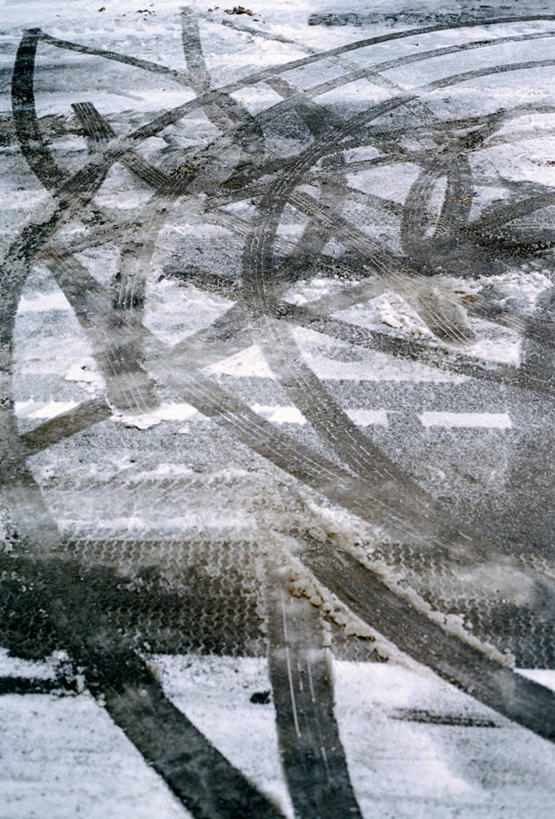 无人,竖图,俯视,室外,白天,雪,大雪,一堆,阴影,堆叠,堆积,光线,影子,积雪,雪景,冬季,冬天,痕迹,阳光,轮胎,寒冷,堆,车胎,严寒,陈迹,彩图,高角度拍摄,胎印,轮胎印