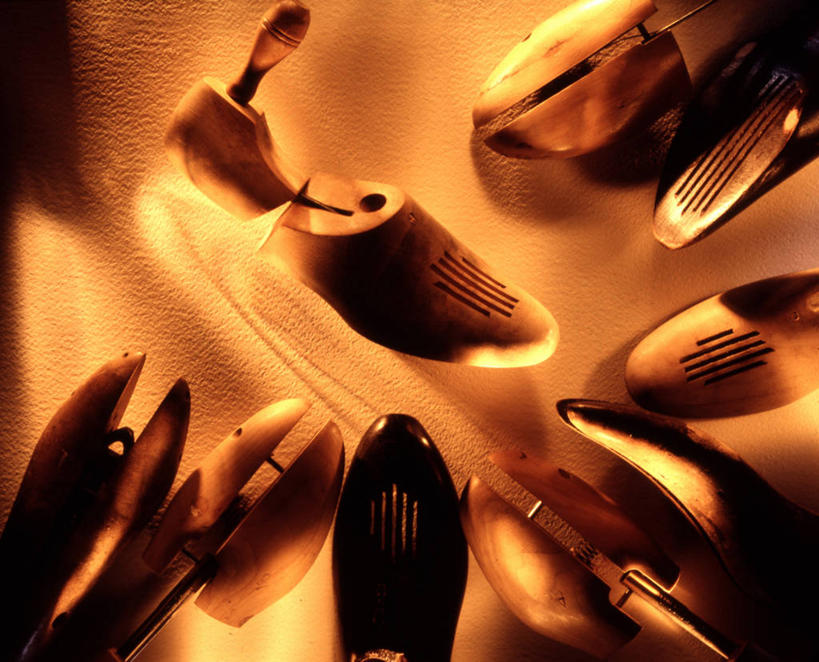 无人,横图,俯视,室内,特写,白天,静物,鞋子,一堆,一排,阴影,堆叠,堆积,朦胧,模糊,整齐,光线,木制,工具,影子,灯光,排列,模型,木制品,模具,堆,模板,队列,鞋撑,鞋楦,彩图,高角度拍摄