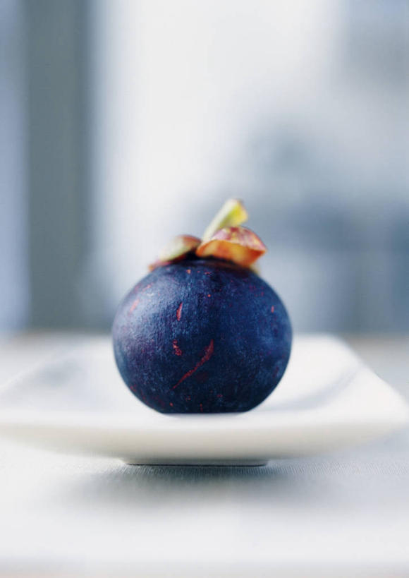 无人,竖图,室内,特写,白天,正面,餐桌,桌子,餐具,水果,朦胧,模糊,新鲜,碟子,盘,陶瓷,生食,食品,果实,陶瓷制品,食物,一个,盘子,碟,有机食品,绿色食品,单个,餐台,山竹果,山竹,莽吉柿,山竹子,山竺,彩图