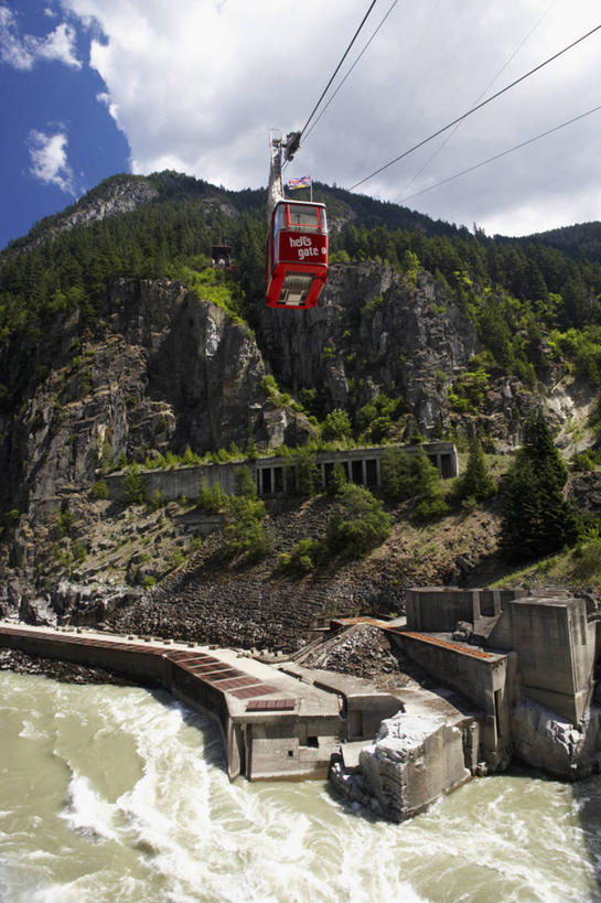 无人,竖图,室外,白天,仰视,旅游,度假,河流,石头,美景,山,山脉,树林,水,植物,加拿大,阴影,新鲜,湍急,光线,石子,影子,河水,景观,山峰,水流,云,云朵,山峦,云彩,娱乐,缆车,树,树木,蓝色,绿色,白云,蓝天,天空,阳光,自然,交通工具,群山,天,享受,休闲,景色,放松,生长,晴朗,成长,青春,北美,北美洲,生命,自然风光,美洲,和平,安详,索道,北亚美利加洲,亚美利加洲,冷色,卑诗省,不列颠哥伦比亚,不列颠哥伦比亚省,缆索铁路,石块,岩石,晴空,彩图,低角度拍摄,卑斯省,菲沙河,弗雷泽河