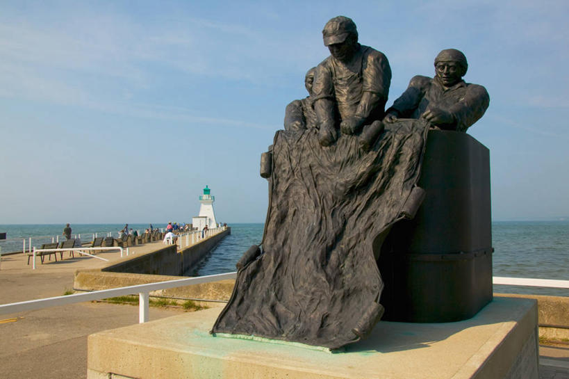 无人,栏杆,站,坐,横图,室外,白天,正面,湖,湖泊,水,雕塑,纽约,美国,加拿大,一排,阴影,艺术,整齐,装饰,光线,雕刻,雕像,影子,湖面,水流,水面,水平线,云,云朵,围栏,辽阔,云彩,注视,护栏,排列,蓝色,白云,蓝天,天空,阳光,工艺品,湖水,天,观察,看,站着,广阔,晴朗,观看,纪念,一望无际,美术,察看,北美,北美洲,队列,关注,主题,美洲,陈列,俄亥俄州,纽约州,帝国之州,帝国州,宾夕法尼亚,宾夕法尼亚州,宾州,拱顶石州,拱心石之州,宾氏林地,功能,美学,北亚美利加洲,亚美利加洲,密歇根,密歇根州,貂熊州,狼獾之州,狼獾州,俄亥俄,七叶树州,七叶果之州,伊利湖,安大略省,安省,无边无际,一马平川,北美洲五大湖,五大湖,晴空,站立,坐着,彩图,全身,水天相接,水天一线