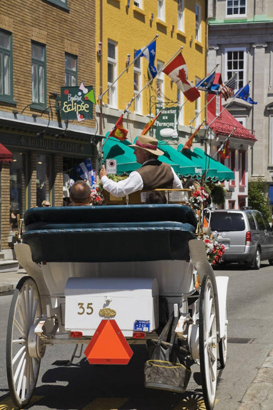 西方人,两个人,站,坐,竖图,室外,白天,度假,美景,城市风光,城市,道路,路,汽车,旗帜,国旗,帽子,欧洲,加拿大,欧洲人,一辆,一排,整齐,英文,标志,草帽,文字,字符,字母,景观,小路,马车,交通,注视,娱乐,标识,车,排列,背面,交通工具,轿车,观察,看,站着,享受,休闲,景色,放松,观看,英文字母,察看,北美,北美洲,队列,关注,载具,美洲,加拿大国旗,省会,北亚美利加洲,亚美利加洲,一顶,魁北克,魁北克城,魁北克省,魁北克市,老年男性,男人,男性,白种人,旗,站立,坐着,彩图,全身,枫叶旗,古壁省,魁省