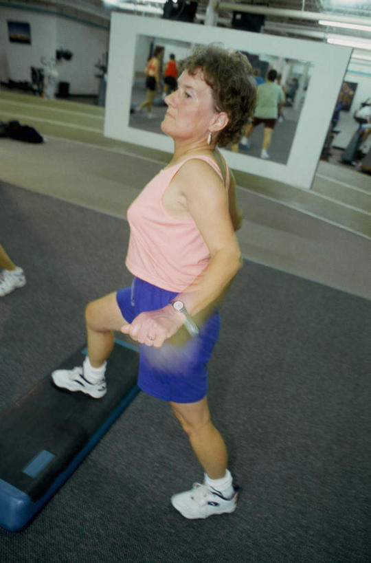 西方人,一个人,家,站,竖图,俯视,室内,白天,锻炼,运动,镜子,欧洲,欧洲人,仅一个女性,仅一个人,阴影,光线,影子,房屋,墙,屋子,灯光,注视,楼房,墙壁,墙面,住宅,观察,看,站着,仅一个老年女性,观看,有氧运动,镜像,察看,镜面,关注,体育,老年女性,女人,女性,白种人,站立,彩图,高角度拍摄,全身,健身,房子