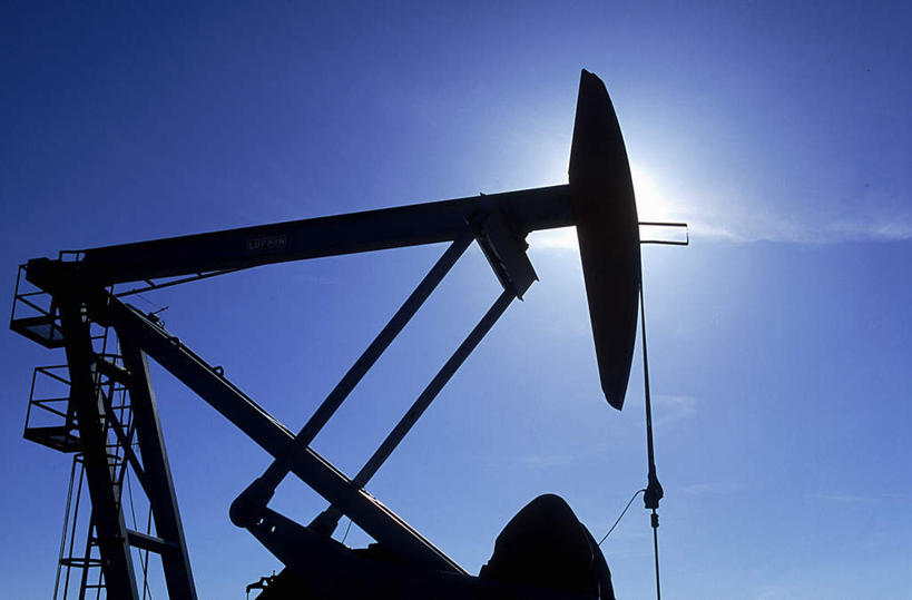 无人,家,横图,室外,白天,仰视,旅游,度假,安全,石油,机器,美景,雪,大雪,加拿大,阴影,平静,光线,影子,房屋,屋子,积雪,景观,雪景,冬季,冬天,娱乐,楼房,住宅,蓝色,蓝天,天空,阳光,自然,天,享受,休闲,机械,景色,放松,寒冷,晴朗,宁静,挖掘,北美,北美洲,自然风光,美洲,和平,安详,开采,油泵,抽油机,万里无云,北亚美利加洲,亚美利加洲,严寒,磕头机,游梁式抽油机,太平,安适,安好,宁靖,开掘,发掘,梁式抽油机,晴空,晴空万里,彩图,低角度拍摄,房子