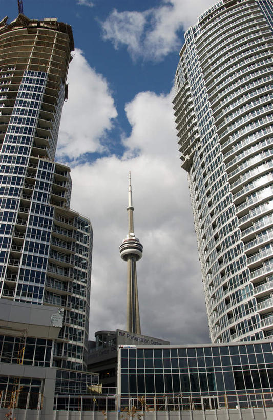无人,高楼大厦,竖图,室外,白天,仰视,度假,美景,城市风光,标志建筑,城市,大厦,地标,建筑,摩天大楼,加拿大,阴影,光线,影子,景观,云,云朵,建筑群,云彩,娱乐,建设,蓝色,白云,蓝天,天空,阳光,天,享受,休闲,景色,放松,晴朗,北美,北美洲,美洲,电视塔,多伦多,省会,北亚美利加洲,亚美利加洲,加拿大多伦多电视塔,加拿大国家电视塔,CN电视塔,安大略省,安省,北方好莱坞,多伦多市,西恩塔,晴空,彩图,低角度拍摄,大楼,高层建筑,高楼,摩天楼